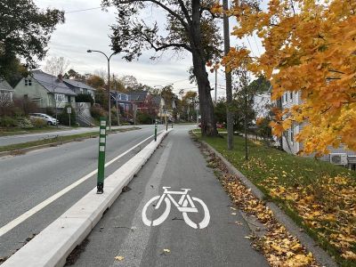 Figure 1: Protected unidirectional (one way) bikeway (Devonshire Avenue, Halifax)